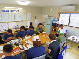 ブリヂストン様から講師の荒巻様をお招きして講習会をひらいていただきました。　タイヤについて、安全性、エコドライブ、走行距離との関係性、わかりやすく、講習をしていただきました。